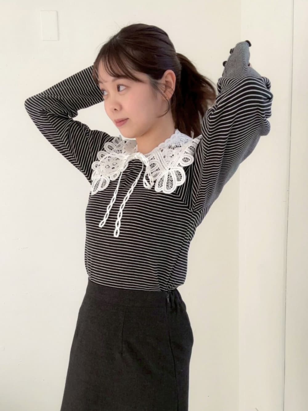 ブラック系のTシャツ/カットソー、グレー系のスカート、ホワイト系の付け襟を着用したレディースの冬コーディネートの2枚目の写真