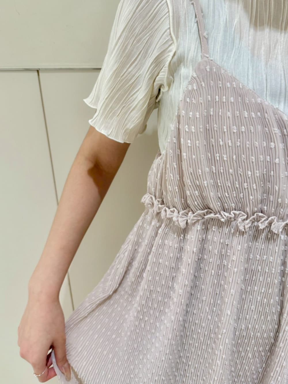 ホワイト系のTシャツ/カットソー、ホワイト系のワンピース、ホワイト系のシュシュを着用したレディースの春コーディネートの2枚目の写真