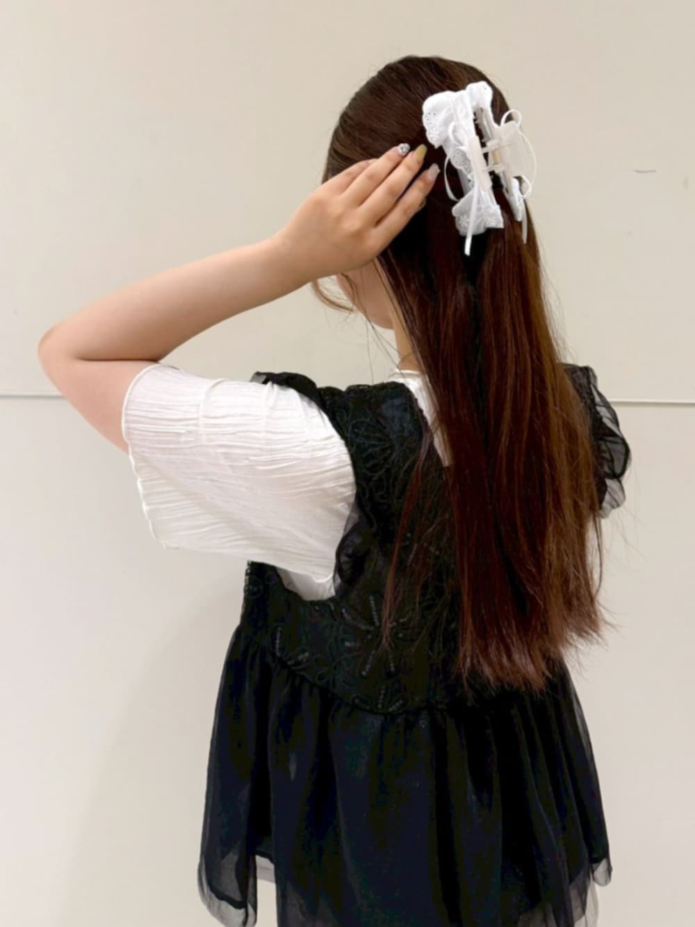 ホワイト系のTシャツ/カットソー、ブラック系のシャツ/ブラウス、ホワイト系のショルダーバッグを着用したレディースの夏コーディネートの3枚目の写真