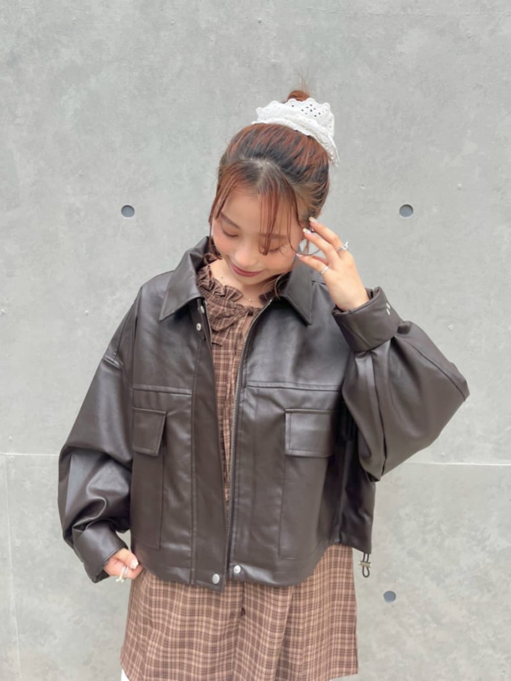 ホワイト系のスカート、ブラウン系のブルゾン、ブラウン系のシャツ/ブラウスを着用したレディースの秋コーディネートの3枚目の写真