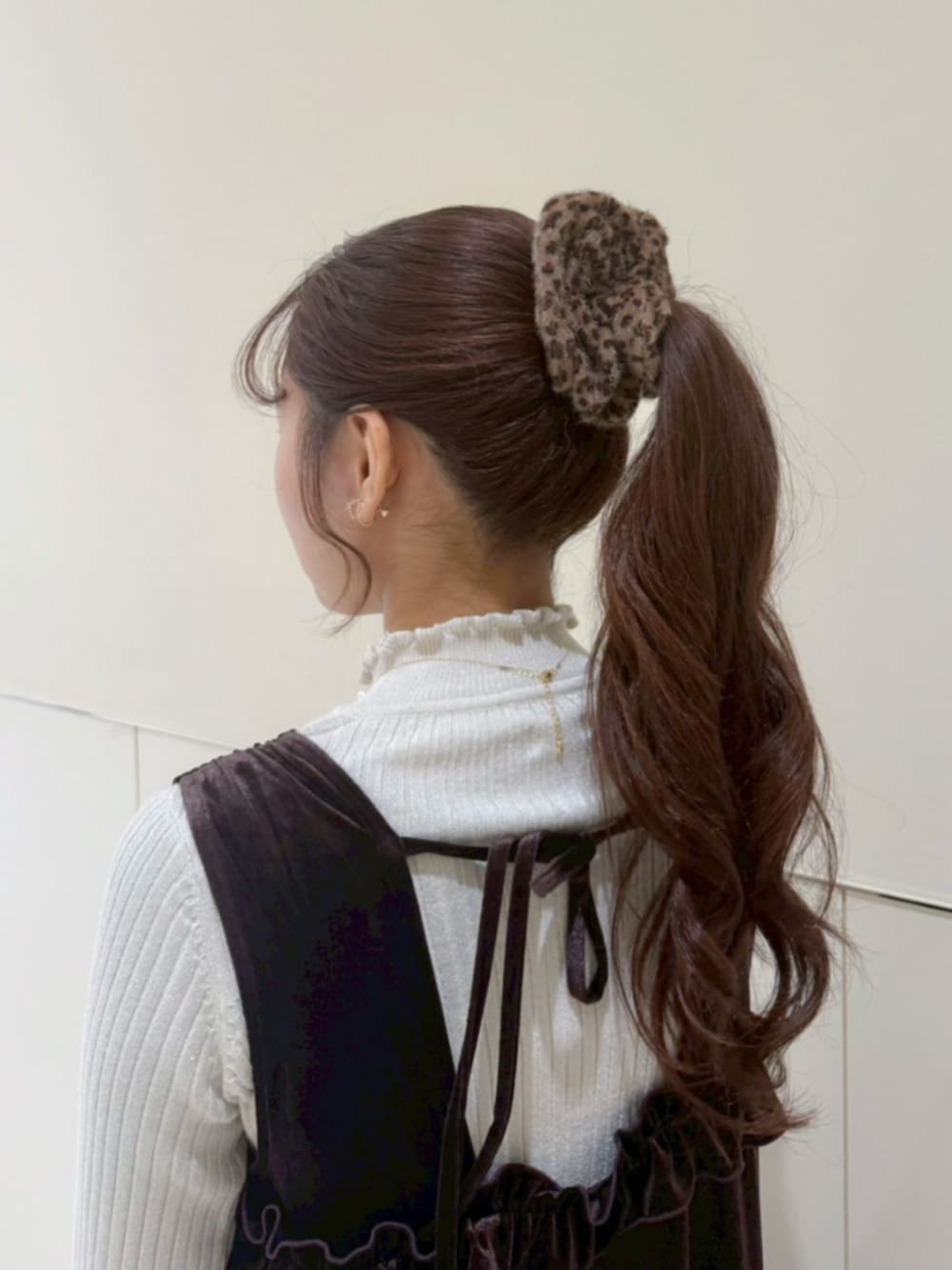 ホワイト系のニット/セーター、ホワイト系のショルダーバッグ、ブラウン系のワンピースを着用したレディースの冬コーディネートの3枚目の写真