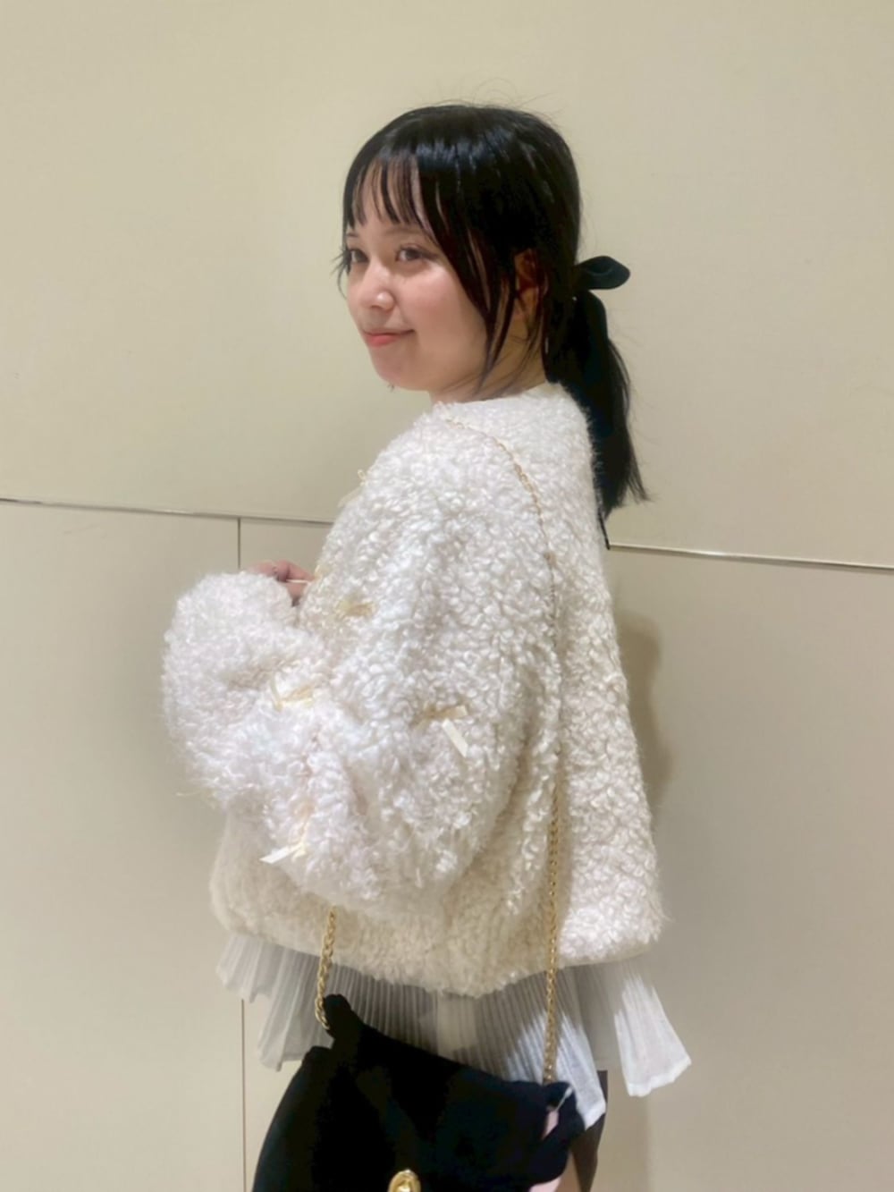 ブラック系のショルダーバッグ、ホワイト系のシャツ/ブラウス、ホワイト系のノーカラージャケットを着用したレディースの秋コーディネートの2枚目の写真