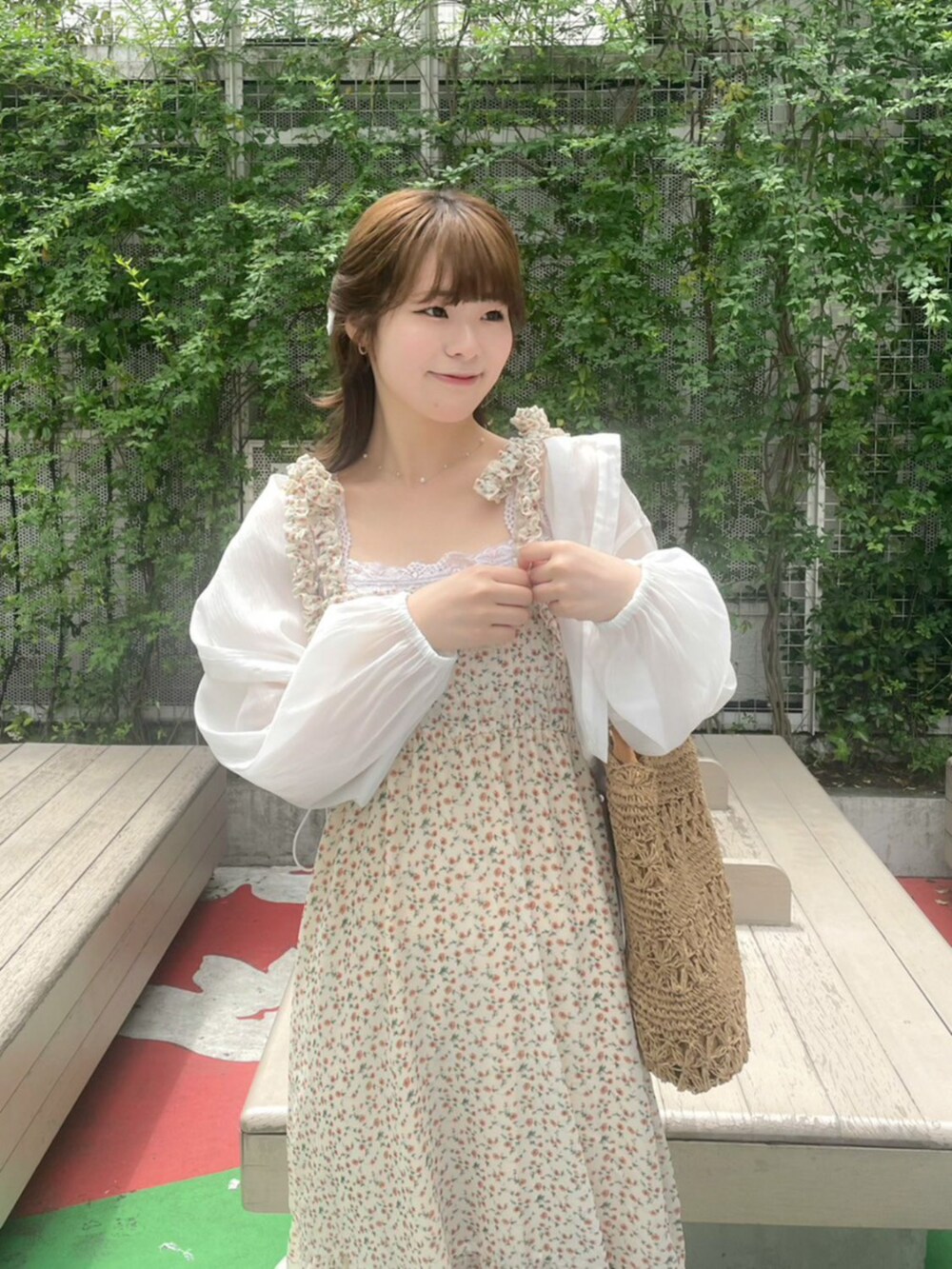 ホワイト系のシャツ/ブラウス、オレンジ系のワンピース、ベージュ系のトートバッグを着用したレディースの夏コーディネートの2枚目の写真