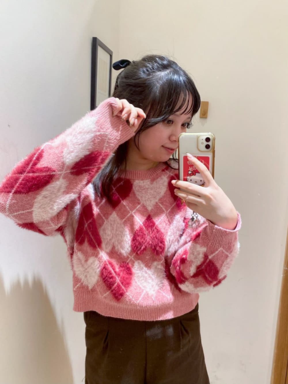 レッド系のニット/セーター、ブラウン系のその他パンツを着用したレディースの秋コーディネートの2枚目の写真