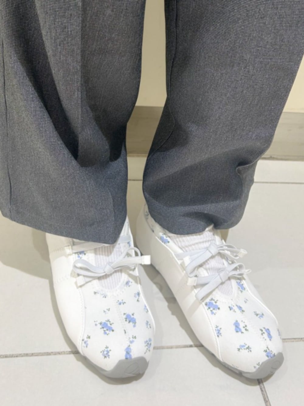 ホワイト系のショルダーバッグ、ブラック系のその他パンツ、ホワイト系のスニーカーを着用したレディースの春コーディネートの5枚目の写真