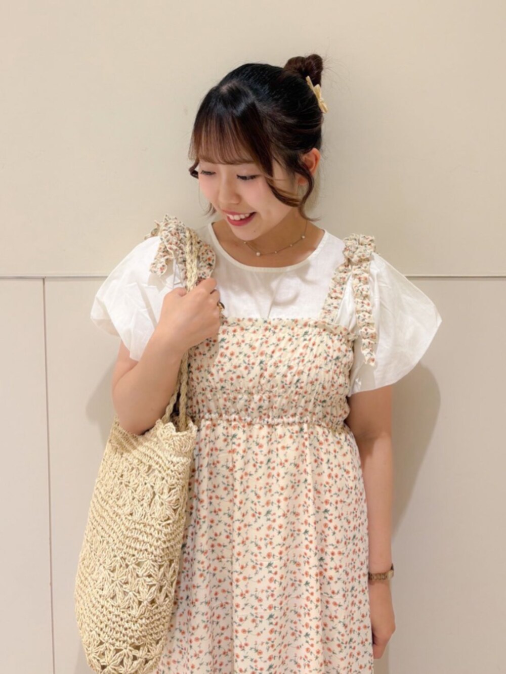 ホワイト系のシャツ/ブラウス、オレンジ系のワンピース、ベージュ系のトートバッグを着用したレディースの夏コーディネートの2枚目の写真