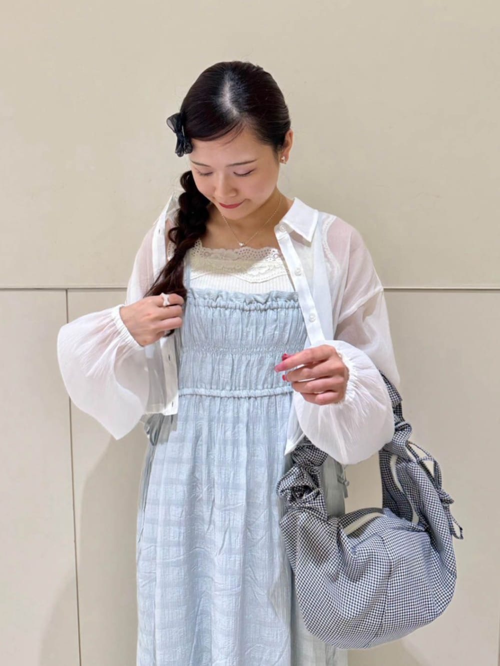 ホワイト系のキャミソール、ブラック系のショルダーバッグ、ホワイト系のキャミソールを着用したレディースの夏コーディネートの2枚目の写真