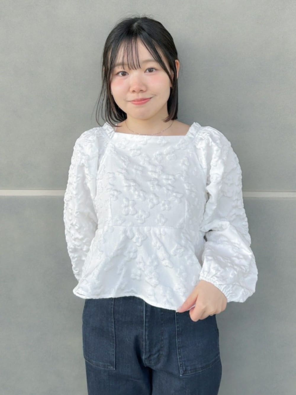 ブルー系のその他パンツ、ホワイト系のシャツ/ブラウスを着用したレディースの冬コーディネートの2枚目の写真