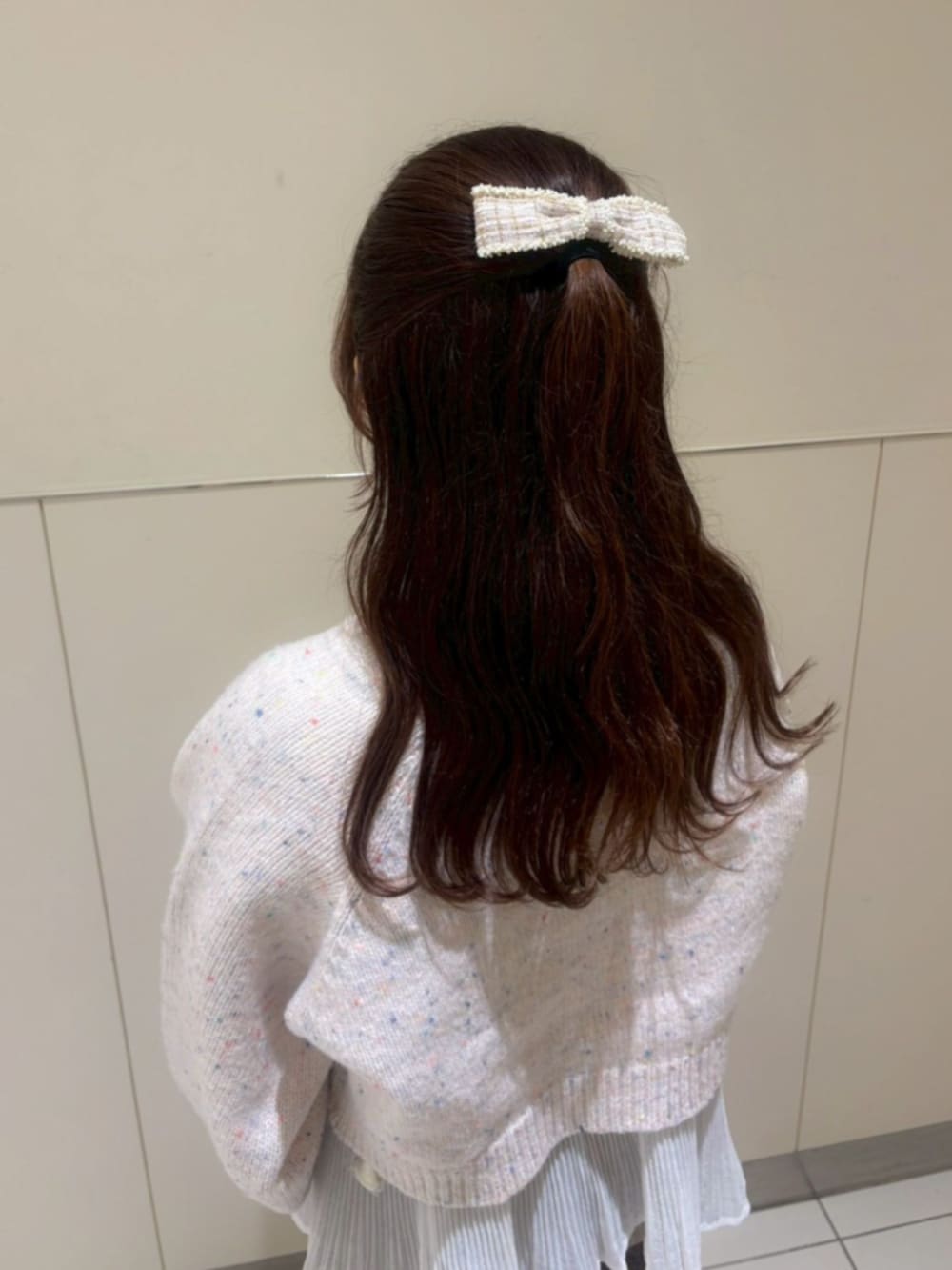 ホワイト系のシャツ/ブラウス、ブラウン系のその他パンツ、ホワイト系のカーディガン/ボレロを着用したレディースの秋コーディネートの3枚目の写真