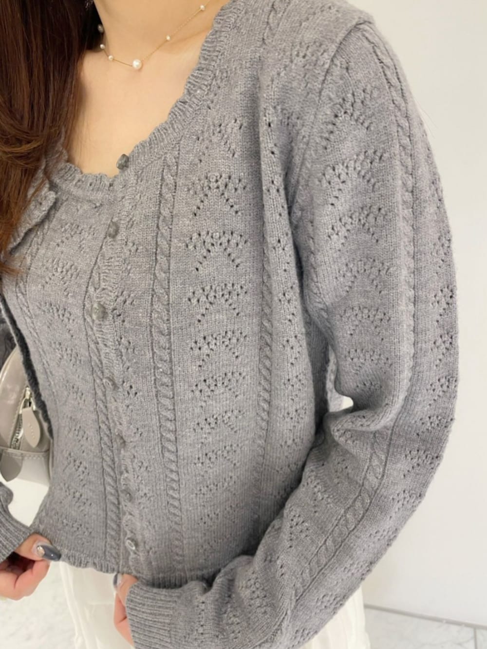 ホワイト系のスカート、グレー系のニット/セーター、ベージュ系のバレエシューズを着用したレディースの秋コーディネートの3枚目の写真