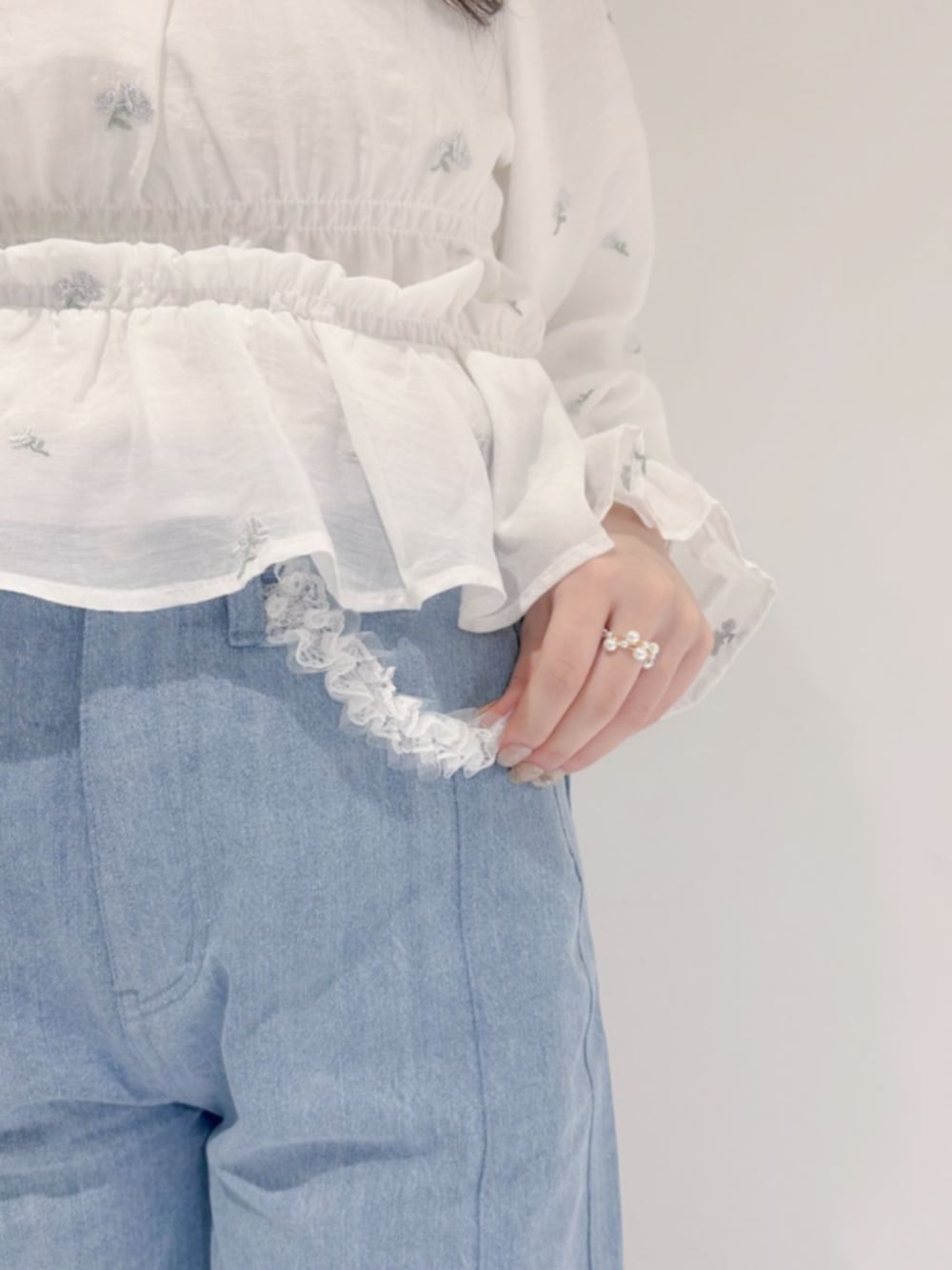 ホワイト系のシャツ/ブラウス、ブルー系のデニムパンツを着用したレディースの春コーディネートの3枚目の写真