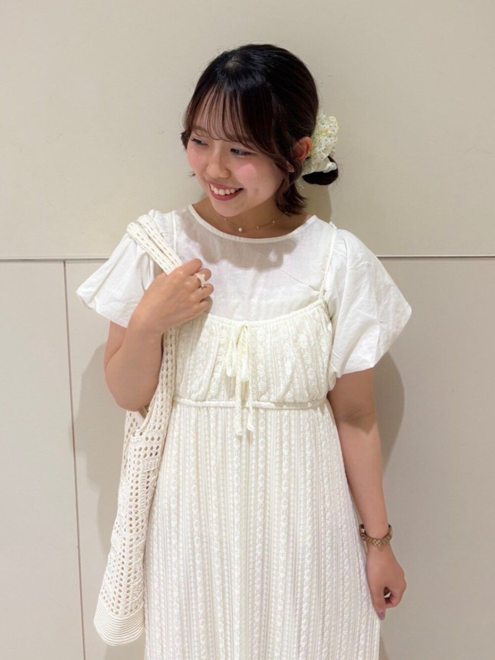 ホワイト系のシャツ/ブラウス、ホワイト系のワンピース、ホワイト系のかごバッグを着用したレディースの夏コーディネートの2枚目の写真