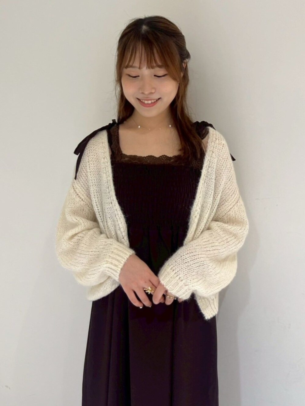 ブラウン系のキャミソール、ブラウン系のワンピース、ホワイト系のカーディガン/ボレロを着用したレディースの秋コーディネートの2枚目の写真