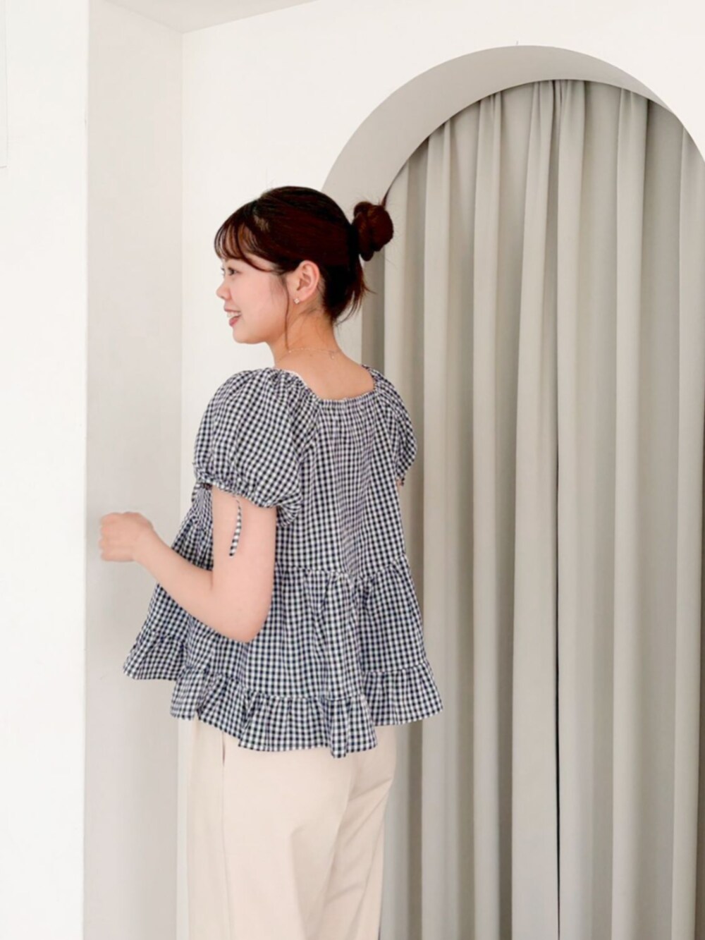 ホワイト系のショルダーバッグ、ブルー系のシャツ/ブラウス、ホワイト系のその他パンツを着用したレディースの春コーディネートの2枚目の写真