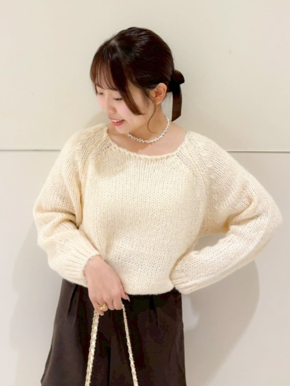 ホワイト系のナイロンジャケット、ホワイト系のショルダーバッグ、ブラウン系のその他パンツを着用したレディースの冬コーディネートの4枚目の写真