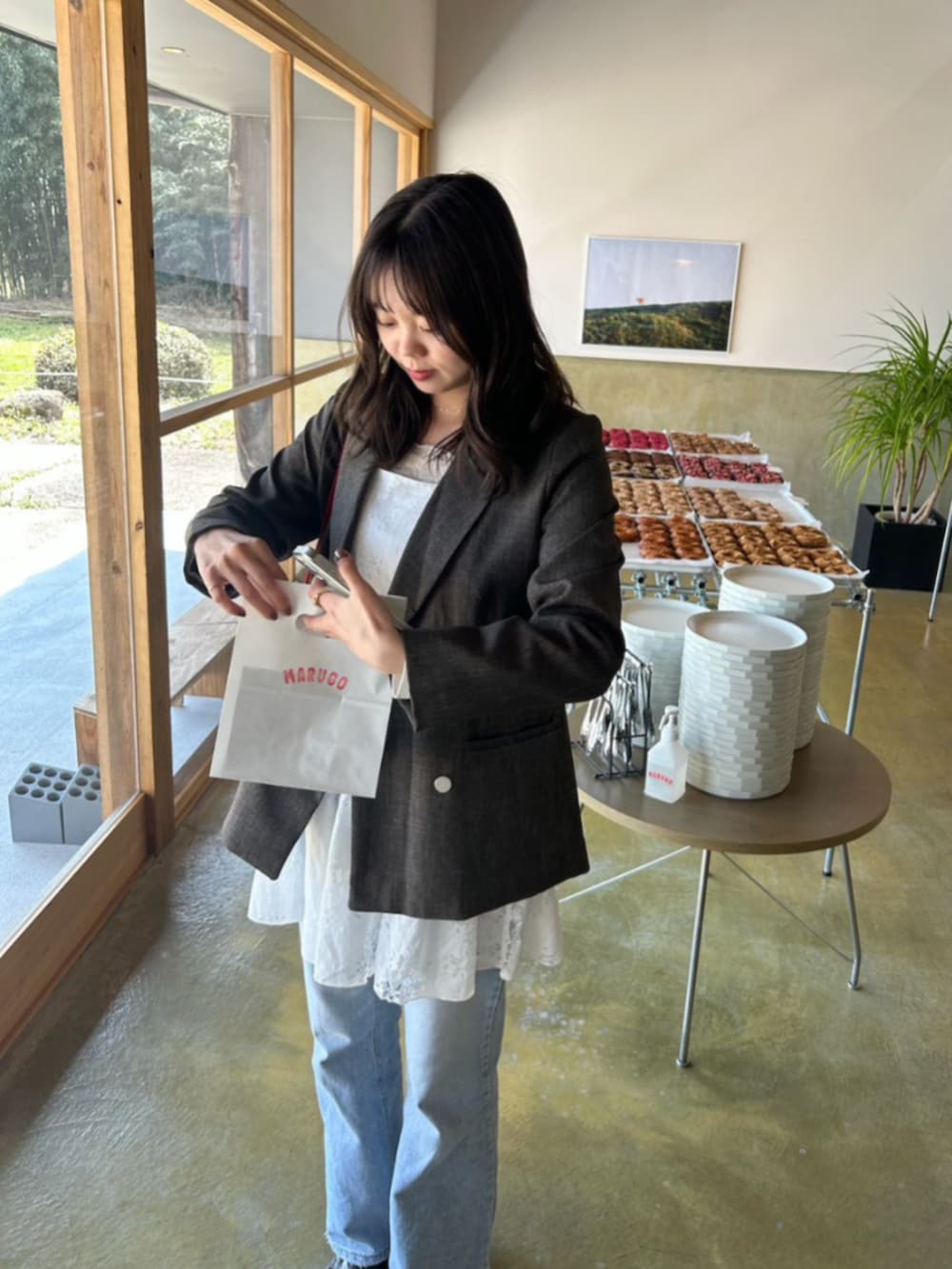 ホワイト系のキャミソールを着用したレディースの春コーディネートの2枚目の写真