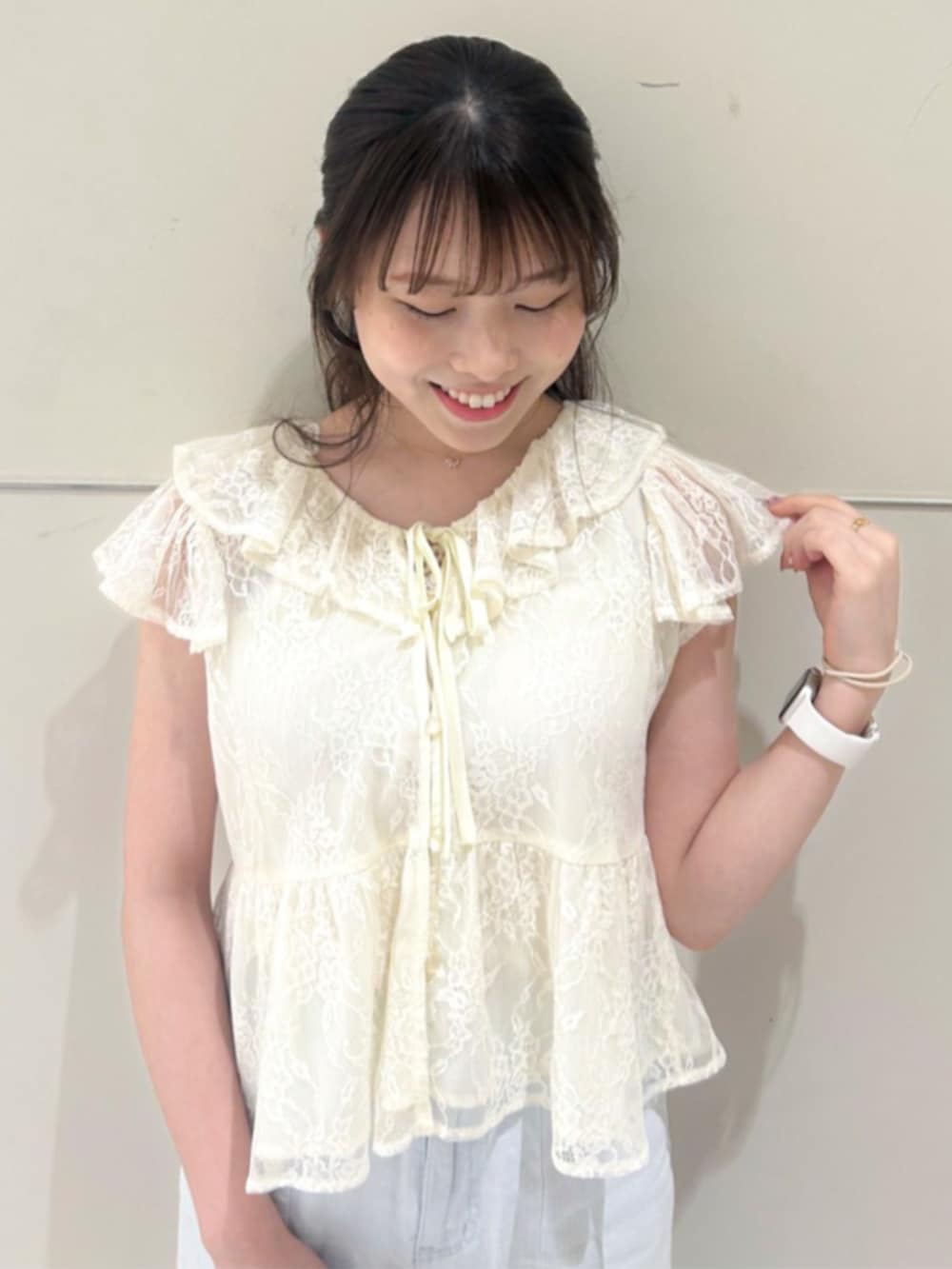 ホワイト系のショルダーバッグ、ブルー系のデニムパンツ、ホワイト系のシャツ/ブラウスを着用したレディースの夏コーディネートの2枚目の写真