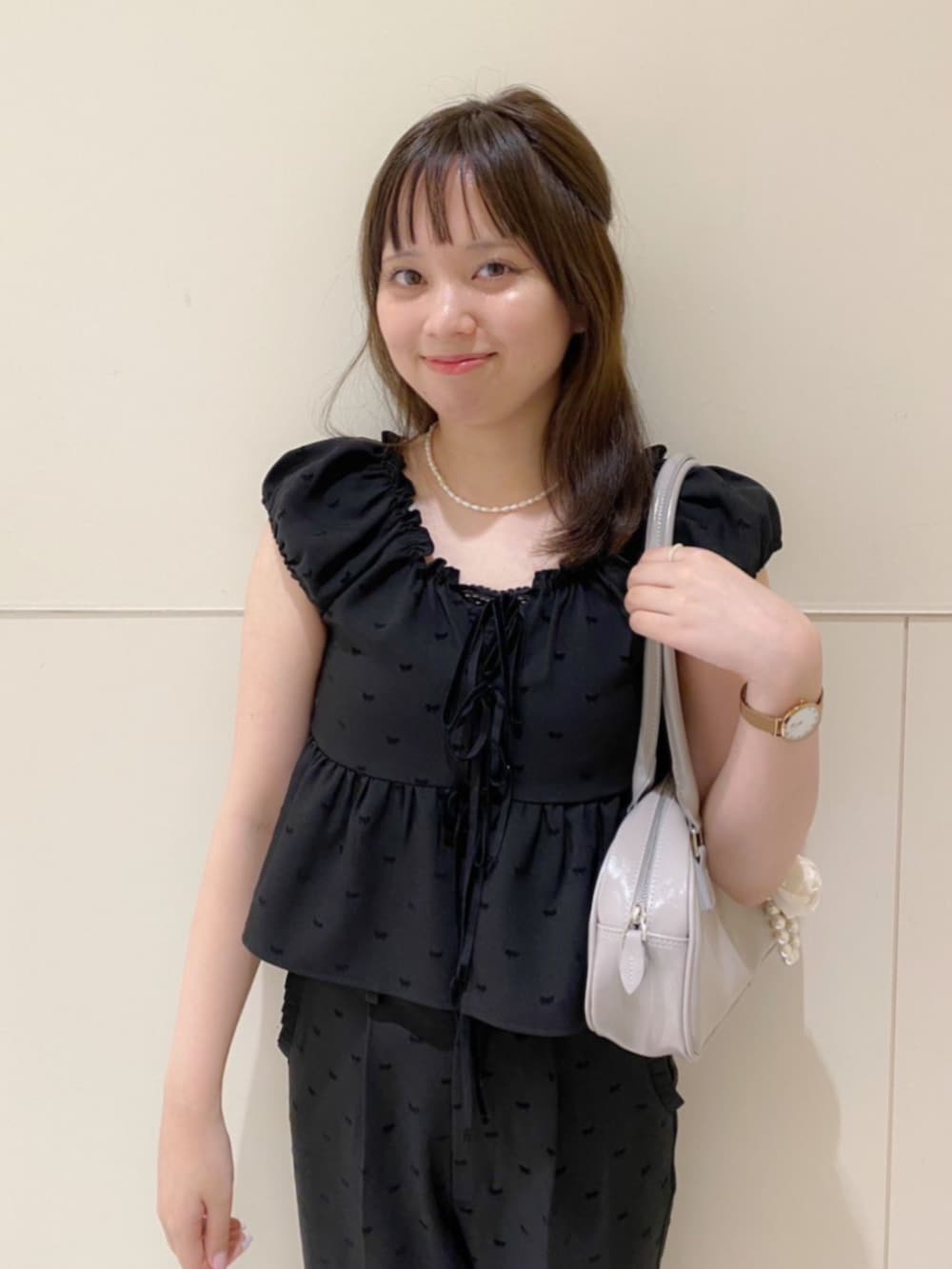 ブラック系のキャミソール、グレー系のショルダーバッグ、ブラック系のその他パンツを着用したレディースの秋コーディネートの2枚目の写真