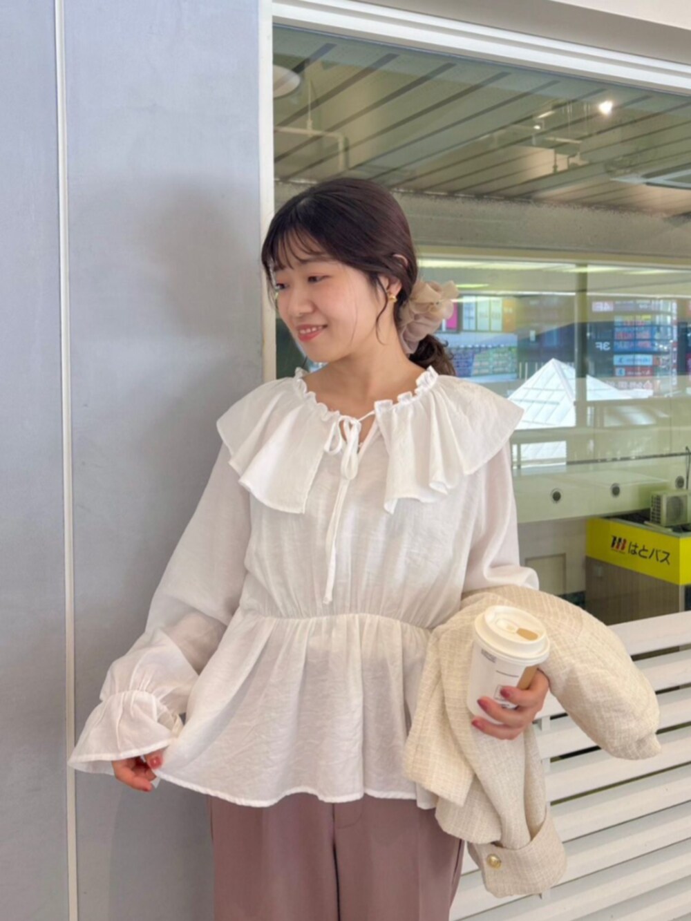 ホワイト系のノーカラージャケット、ホワイト系のシャツ/ブラウス、ピンク系のその他パンツを着用したレディースの秋コーディネートの3枚目の写真
