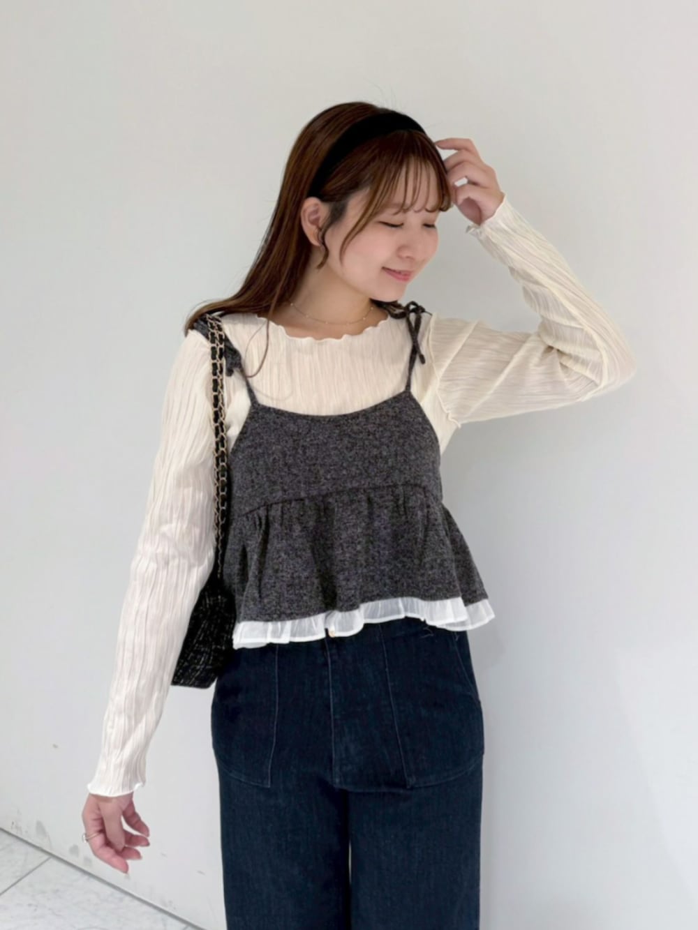 ホワイト系のTシャツ/カットソー、ブルー系のその他パンツ、ブラック系のショルダーバッグを着用したレディースの秋コーディネートの2枚目の写真