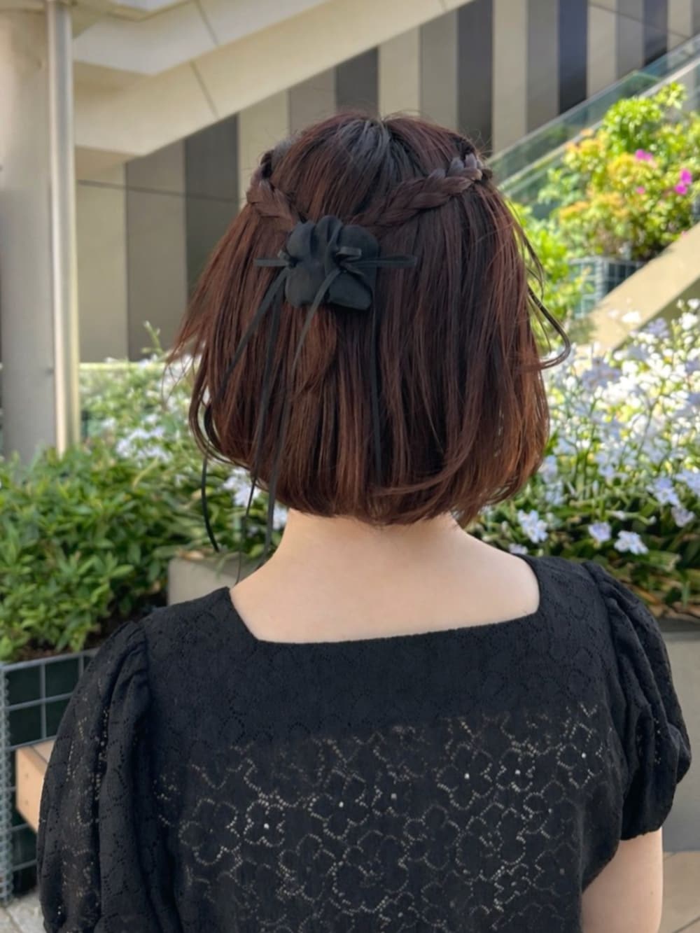 ホワイト系のスカート、ホワイト系のショルダーバッグ、ブラック系のシャツ/ブラウスを着用したレディースの春コーディネートの3枚目の写真