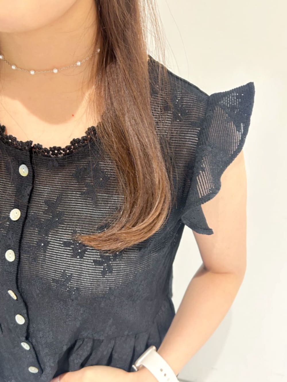 ベージュ系のショルダーバッグ、ブルー系のデニムパンツ、ブラック系のシャツ/ブラウスを着用したレディースの夏コーディネートの3枚目の写真
