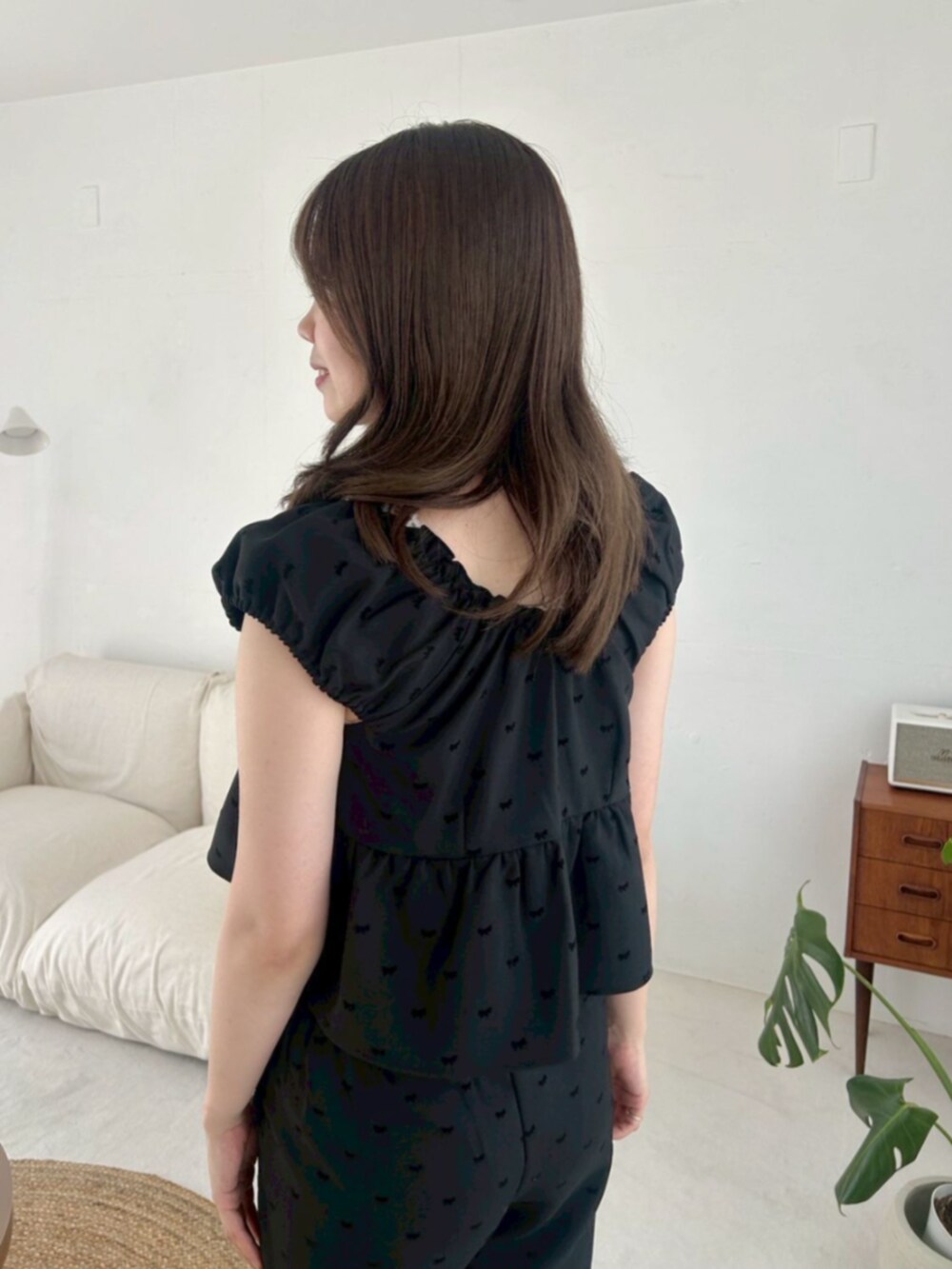ブラック系のキャミソール、ブラック系のパンツ、シルバー系のネックレスを着用したレディースの夏コーディネートの2枚目の写真