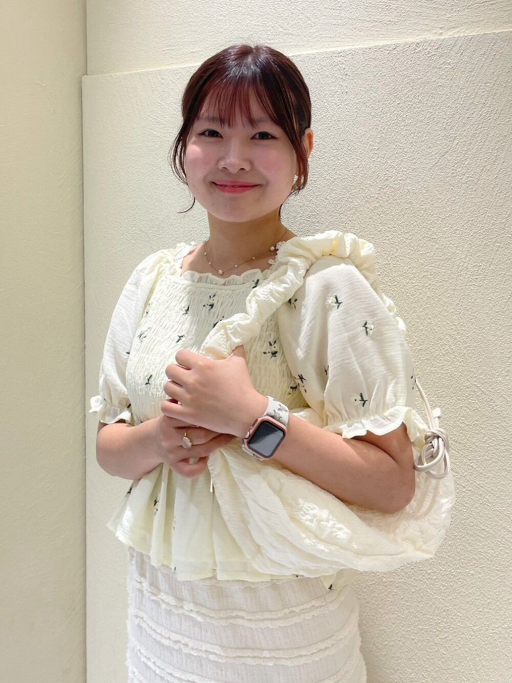 ホワイト系のショルダーバッグ、ホワイト系のスカート、イエロー系のシャツ/ブラウスを着用したレディースの夏コーディネートの2枚目の写真