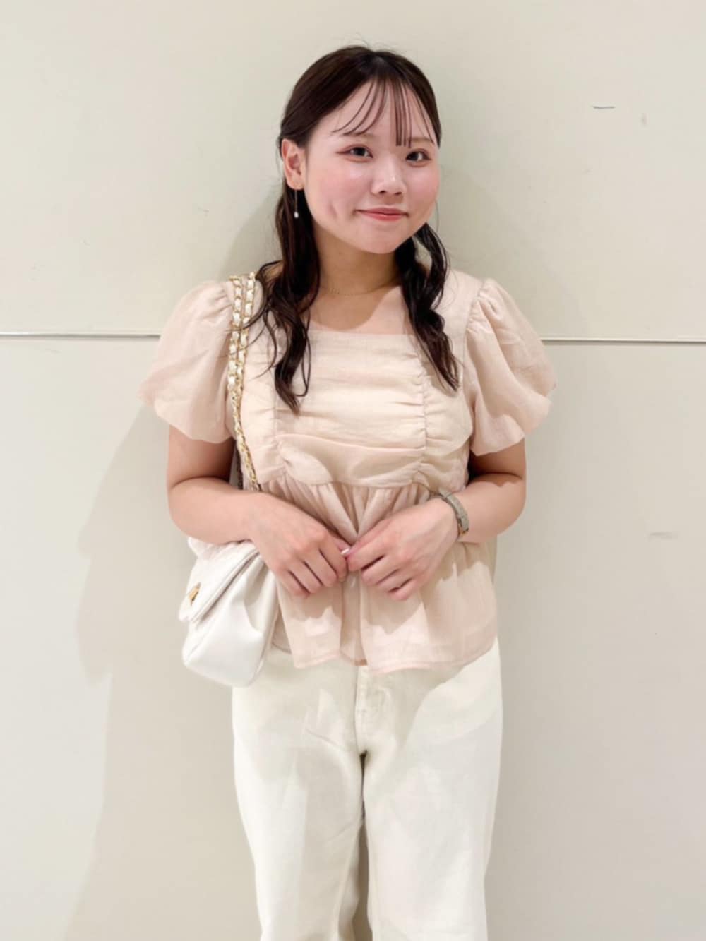 ホワイト系のデニムパンツ、ホワイト系のショルダーバッグ、ピンク系のシャツ/ブラウスを着用したレディースの春コーディネートの2枚目の写真