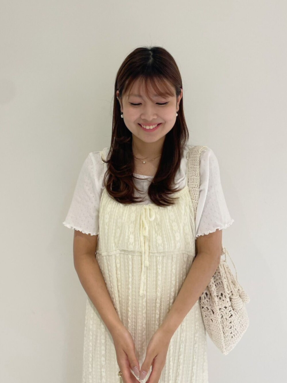 ホワイト系のTシャツ/カットソー、ホワイト系のショルダーバッグ、ホワイト系のワンピースを着用したレディースの夏コーディネートの2枚目の写真