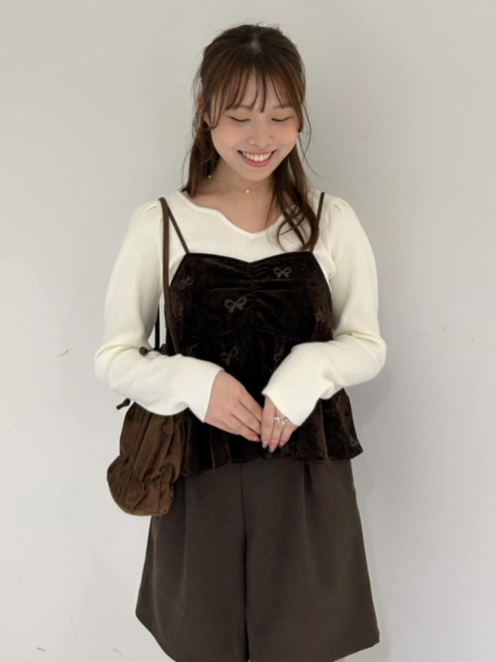 ブラウン系のキャミソール、ブラウン系のショルダーバッグ、ブラウン系のその他パンツを着用したレディースの秋コーディネートの5枚目の写真