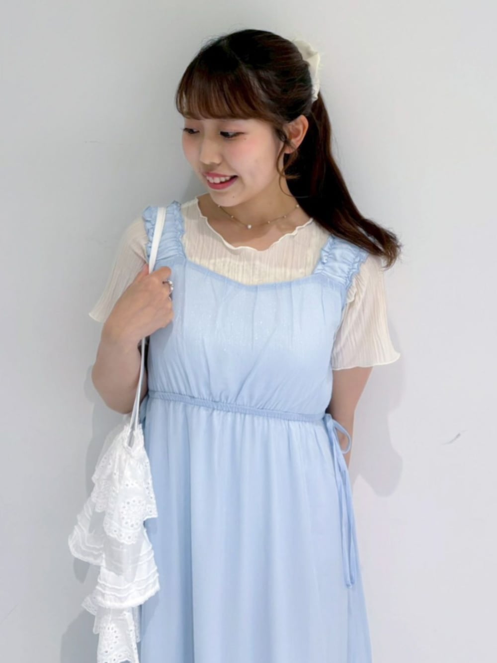 ホワイト系のTシャツ/カットソー、ホワイト系のトートバッグ、ブルー系のワンピースを着用したレディースの夏コーディネートの2枚目の写真
