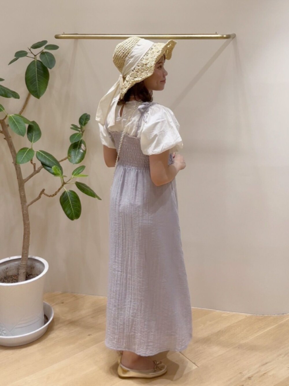 ホワイト系のシャツ/ブラウス、グレー系のワンピース/ドレス、ホワイト系のショルダーバッグを着用したレディースの夏コーディネートの2枚目の写真