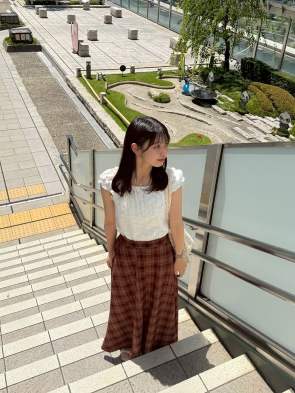 ホワイト系のシャツ/ブラウス、レッド系のスカートを着用したレディースの夏コーディネートの2枚目の写真