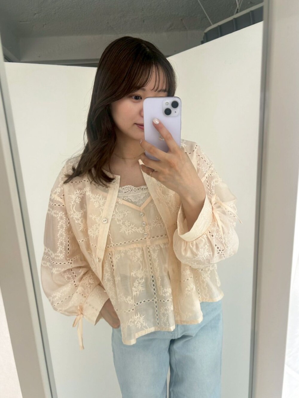 ブルー系のデニムパンツ、ピンク系のシャツ/ブラウス、ピンク系のキャミソールを着用したレディースの春コーディネートの2枚目の写真