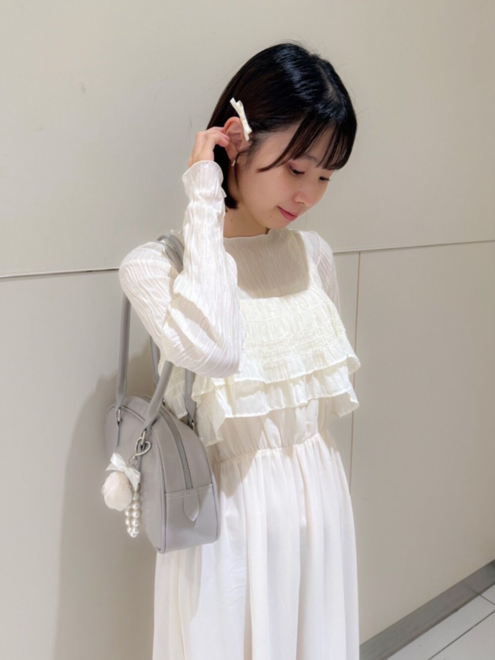 ホワイト系のTシャツ/カットソー、ホワイト系のワンピース、シルバー系のバレエシューズを着用したレディースの秋コーディネートの2枚目の写真