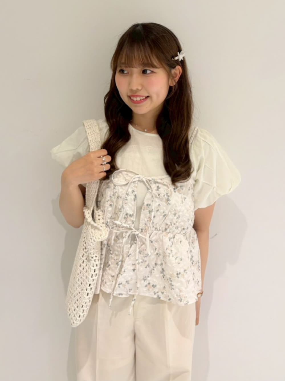ホワイト系のシャツ/ブラウス、ホワイト系のその他パンツ、ホワイト系のトートバッグを着用したレディースの夏コーディネートの2枚目の写真