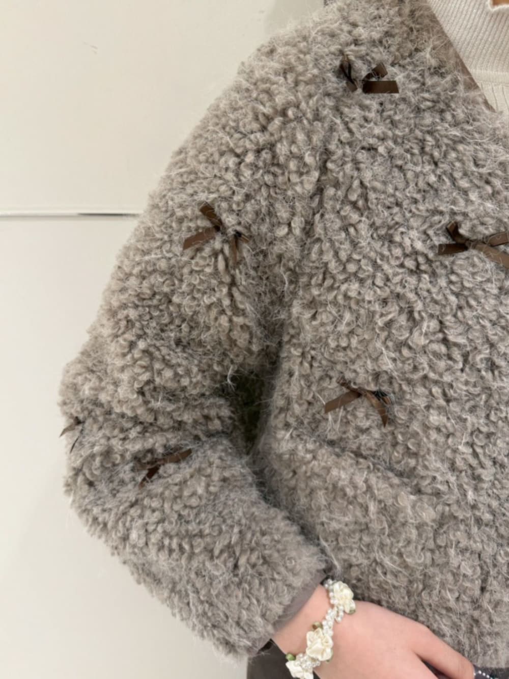 ホワイト系のニット/セーター、ブラウン系のその他パンツ、ブラック系のショルダーバッグを着用したレディースの秋コーディネートの4枚目の写真