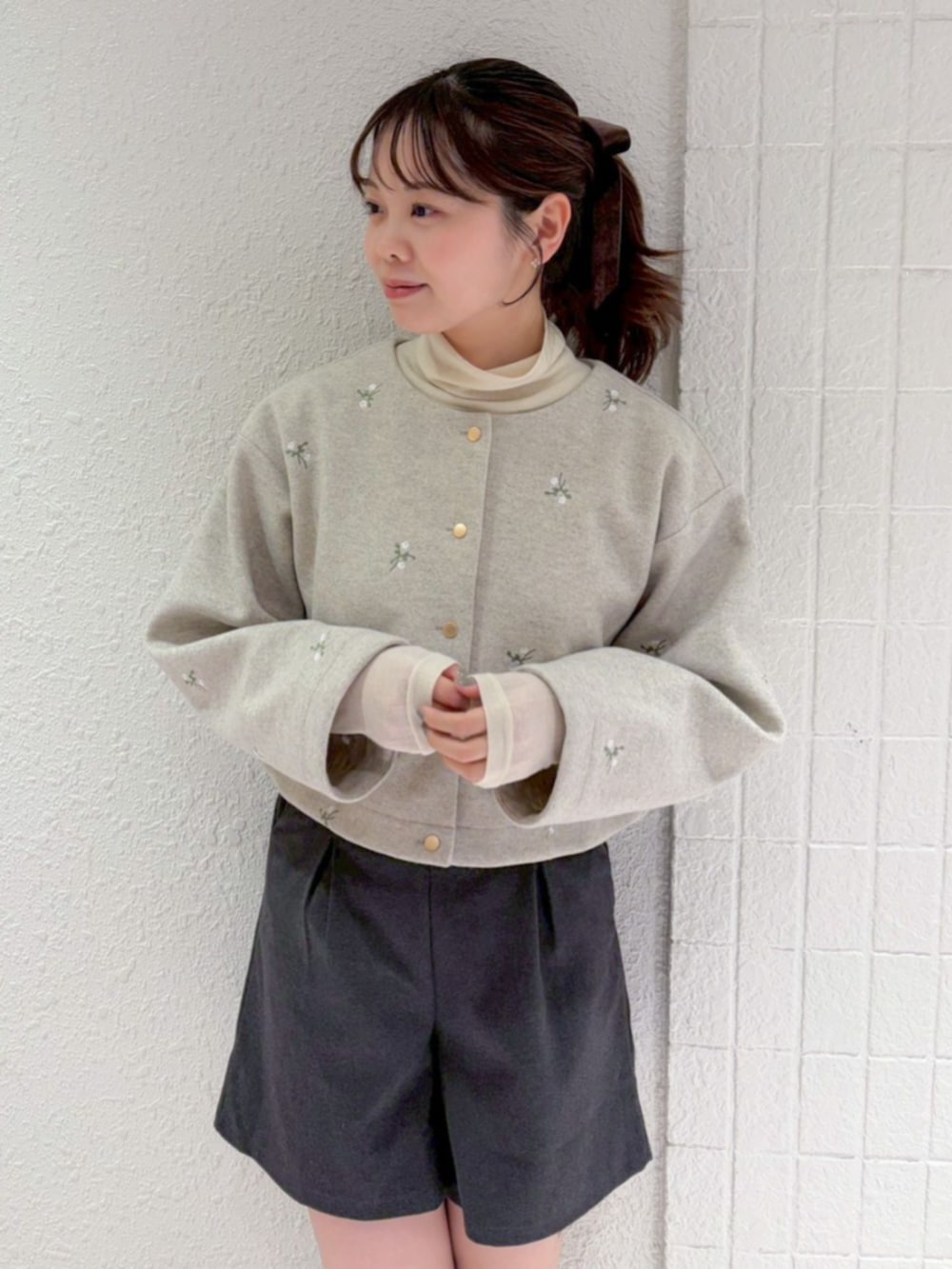 ベージュ系のTシャツ/カットソー、グレー系のその他パンツ、ベージュ系のノーカラージャケットを着用したレディースの冬コーディネートの2枚目の写真