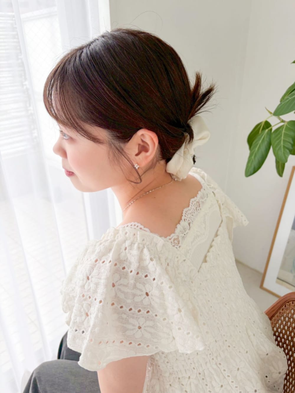 ホワイト系のキャミソール、ホワイト系のシャツ/ブラウスを着用したレディースの春コーディネートの2枚目の写真