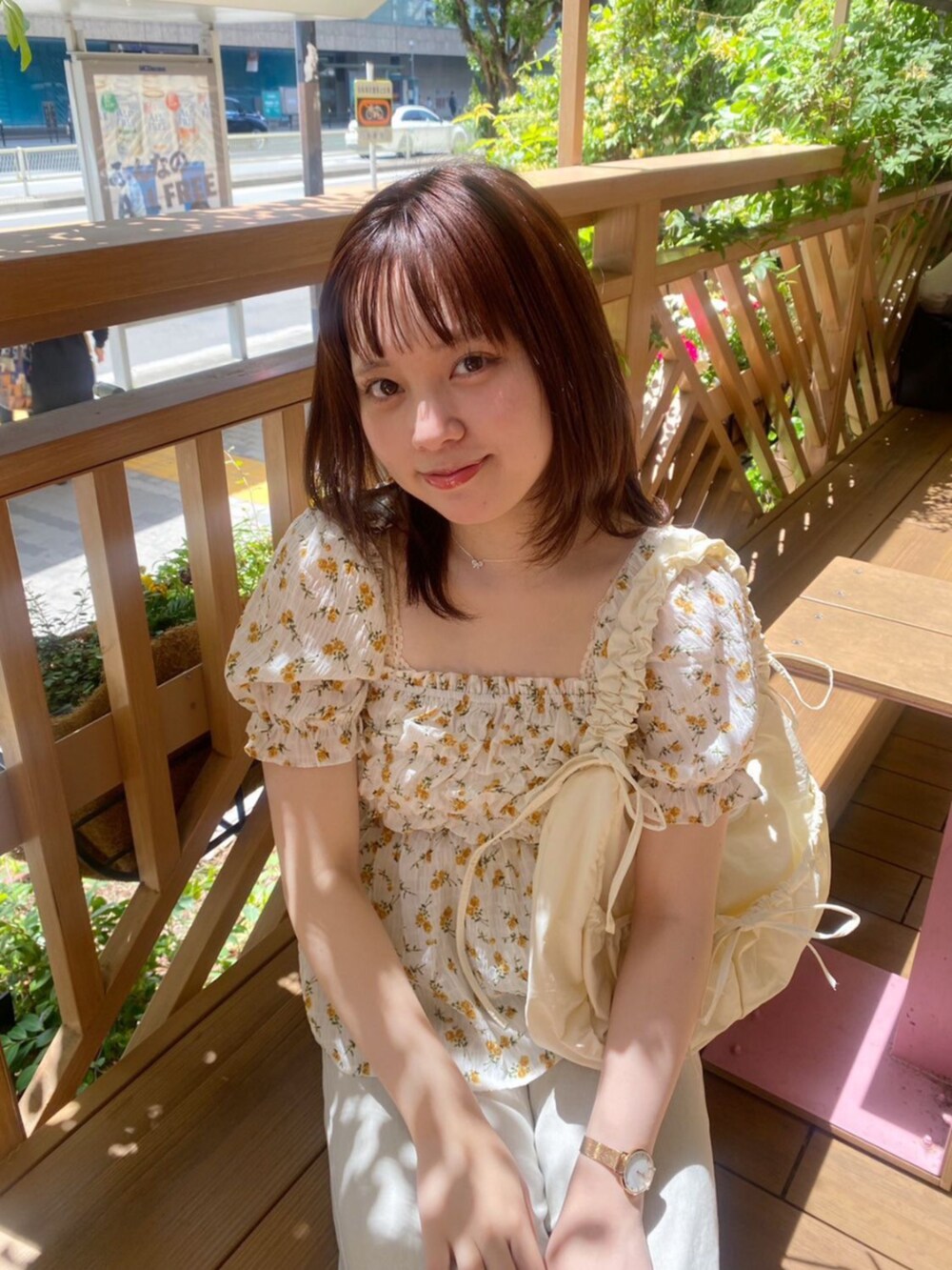 ホワイト系のショルダーバッグ、イエロー系のシャツ/ブラウス、グレー系のデニムパンツを着用したレディースの春コーディネートの2枚目の写真