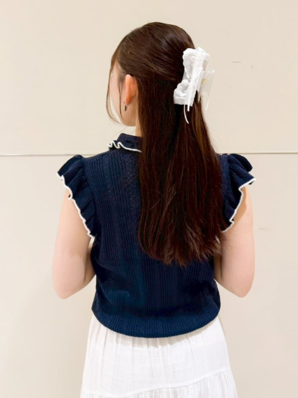 ホワイト系のかごバッグ、ブルー系のシャツ/ブラウス、ホワイト系のスカートを着用したレディースの夏コーディネートの3枚目の写真