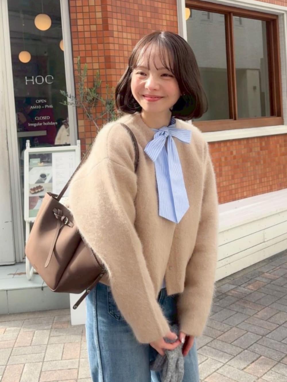 ブルー系のシャツ/ブラウスを着用したレディースの冬コーディネートの2枚目の写真