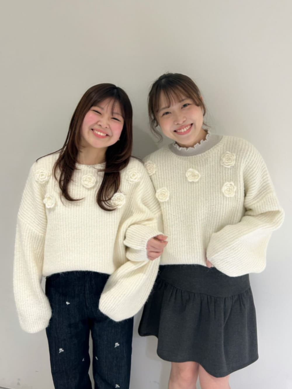 ブルー系のデニムパンツ、ホワイト系のニット/セーターを着用したレディースの冬コーディネートの3枚目の写真