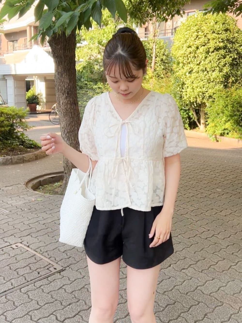 ホワイト系のシャツ/ブラウスを着用したレディースの夏コーディネートの2枚目の写真