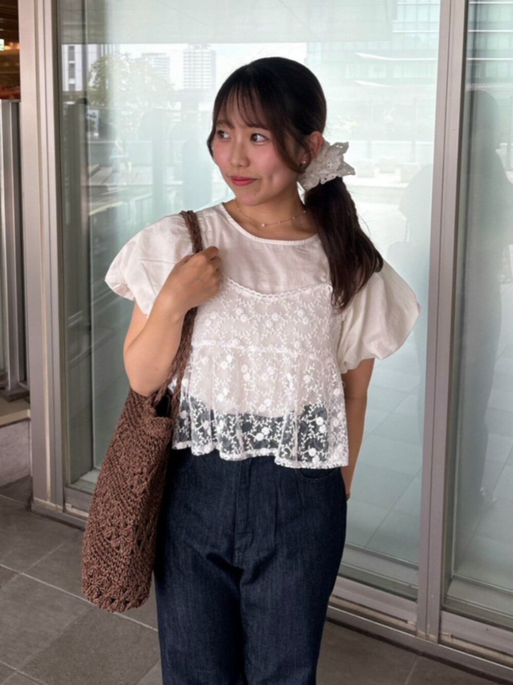 ホワイト系のシャツ/ブラウス、ホワイト系のキャミソール、ブルー系のデニムパンツを着用したレディースの夏コーディネートの2枚目の写真