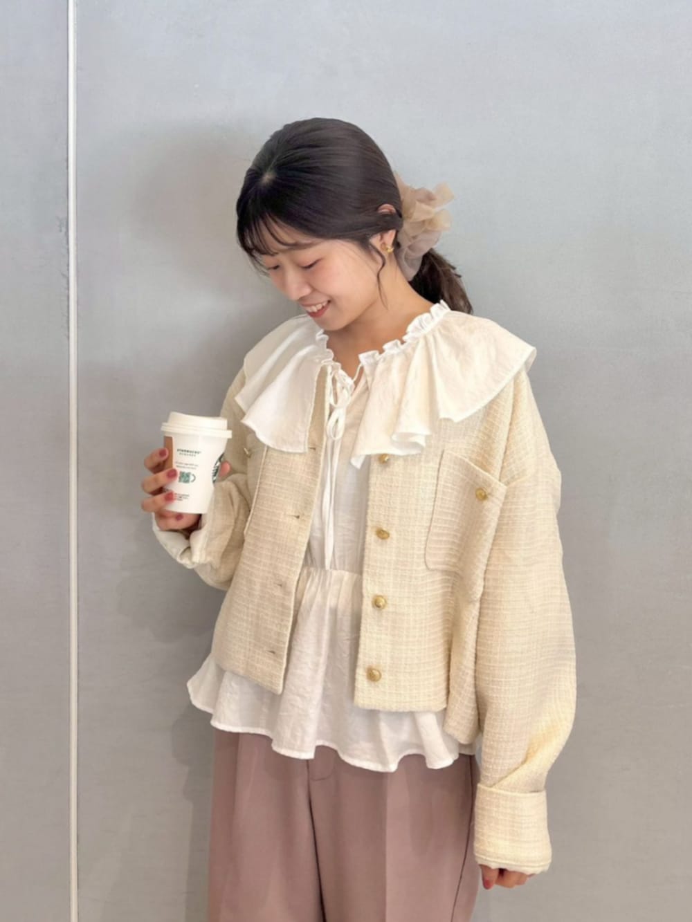 ホワイト系のノーカラージャケット、ホワイト系のシャツ/ブラウス、ピンク系のその他パンツを着用したレディースの秋コーディネートの2枚目の写真