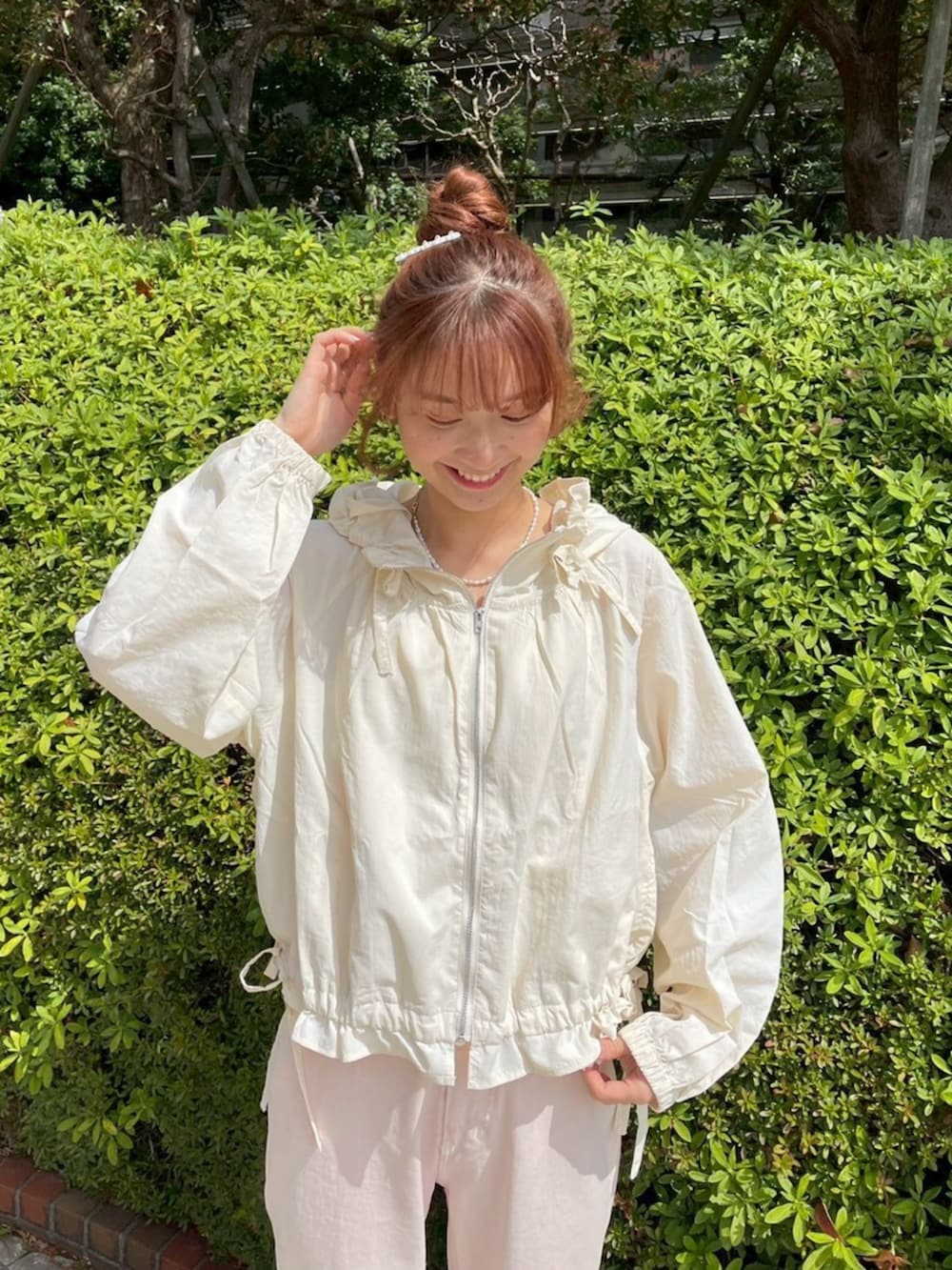 ホワイト系のキャミソール、ホワイト系のキャミソール、ホワイト系のキャミソールを着用したレディースの春コーディネートの3枚目の写真