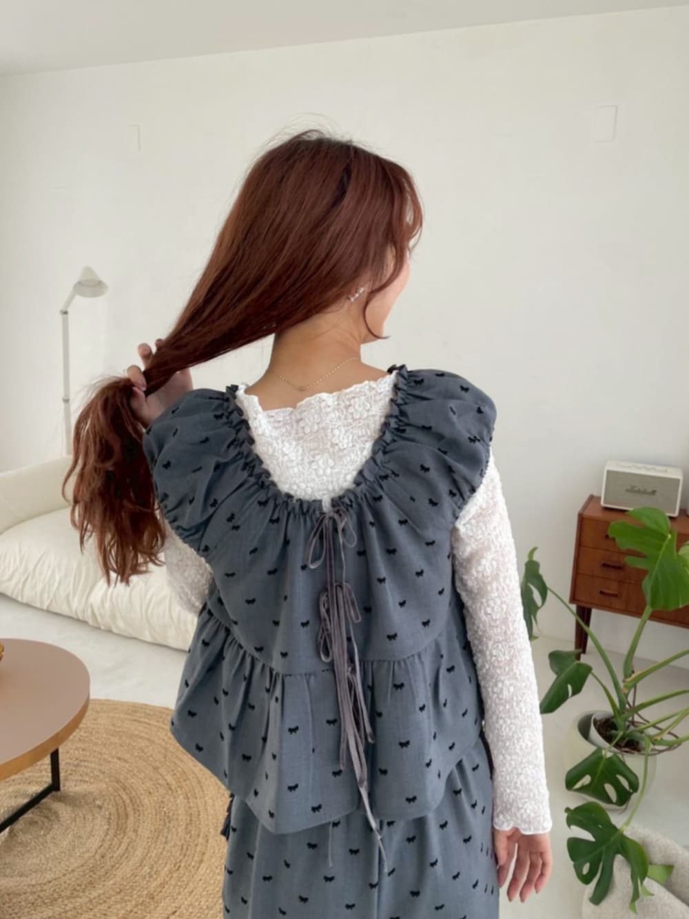 グレー系のキャミソール、ホワイト系のTシャツ/カットソー、グレー系のその他パンツを着用したレディースの夏コーディネートの2枚目の写真