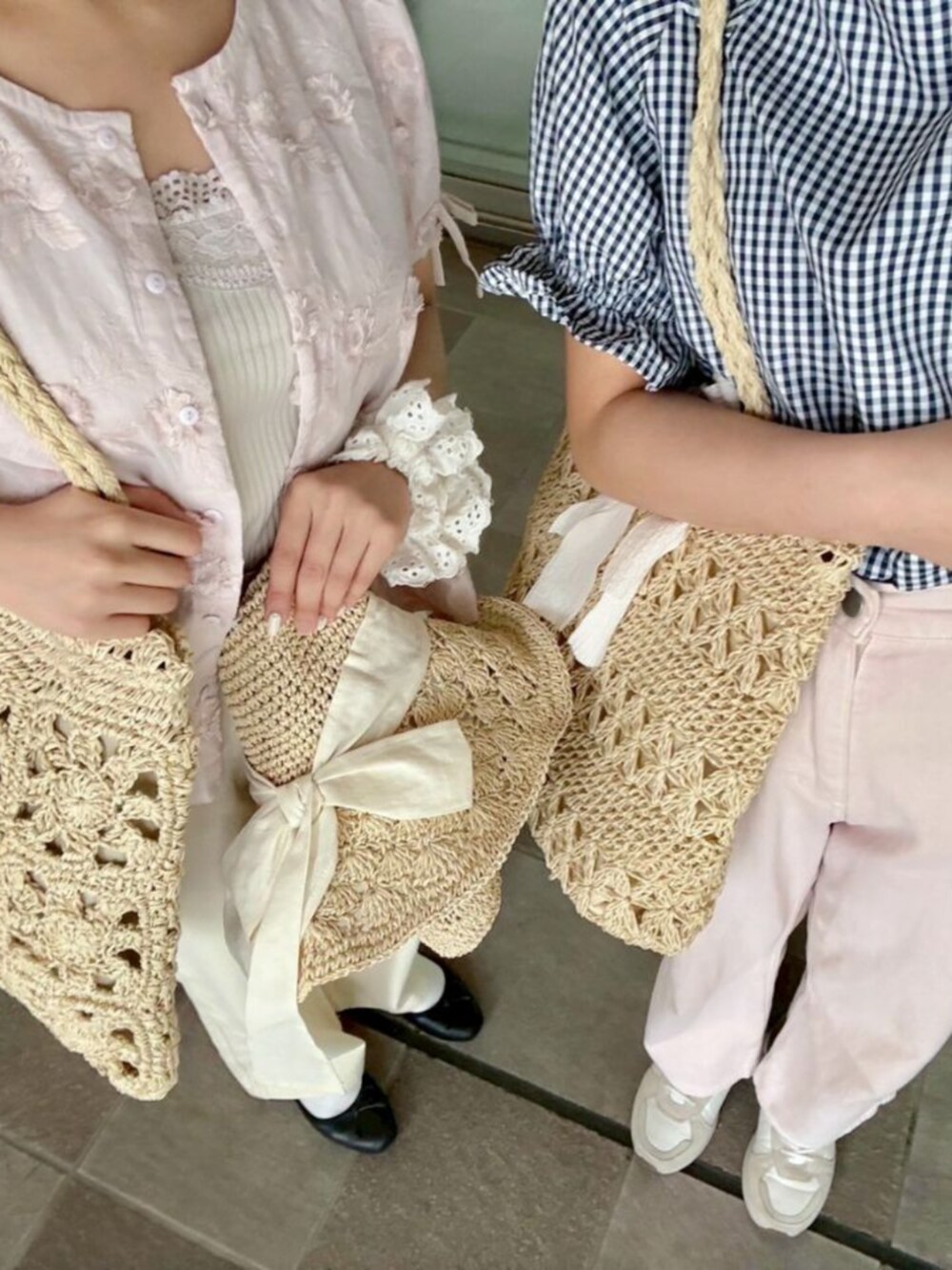 ブルー系のシャツ/ブラウス、ベージュ系のトートバッグ、ピンク系のデニムパンツを着用したレディースの春コーディネートの4枚目の写真